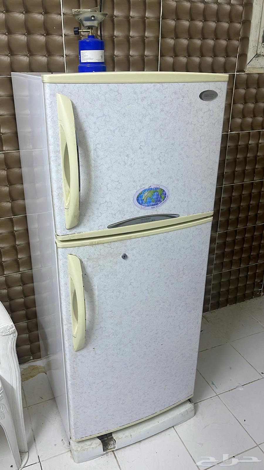 Used refrigerator with clean usage and its cooling function works64536348570243111