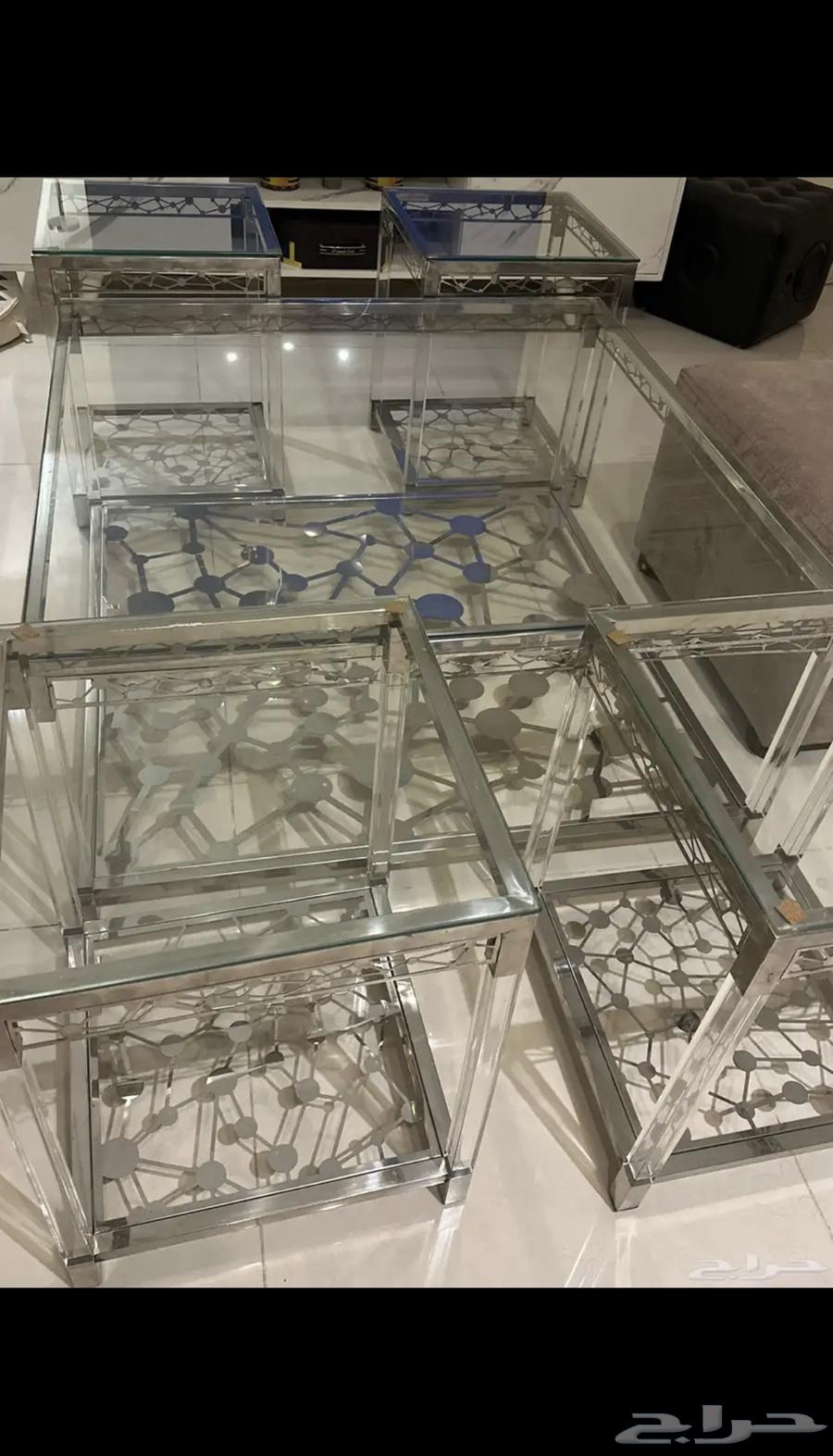 طاولة جديدة كبيرة مع 4 طاولات خدمة نظيفة وجديدة جدا64539853607681110