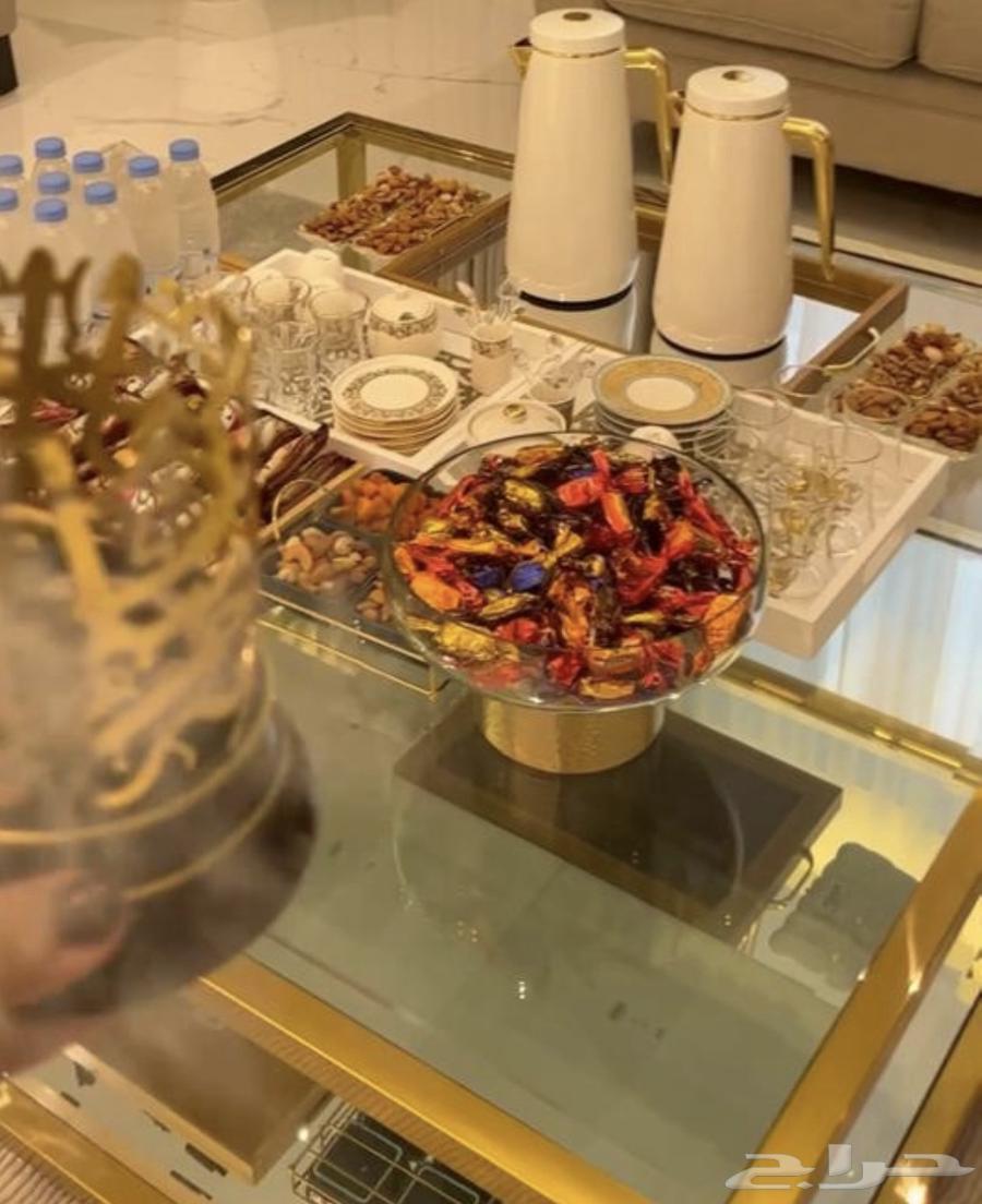 طاولة قهوة زجاجية ذهبية   مستعملة بحالة ممتازة64536376478849110