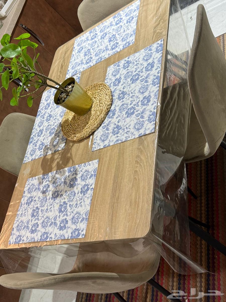 طاولة طعام خشب مع 4 كراسي مخمل للبيع 55064567863922434112