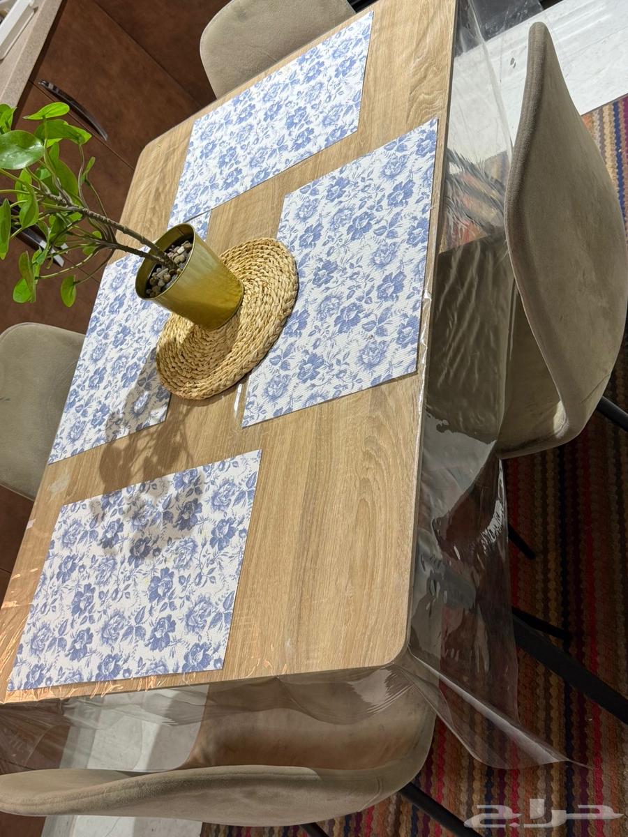 طاولة طعام خشب مع 4 كراسي مخمل للبيع 55064567863922434111