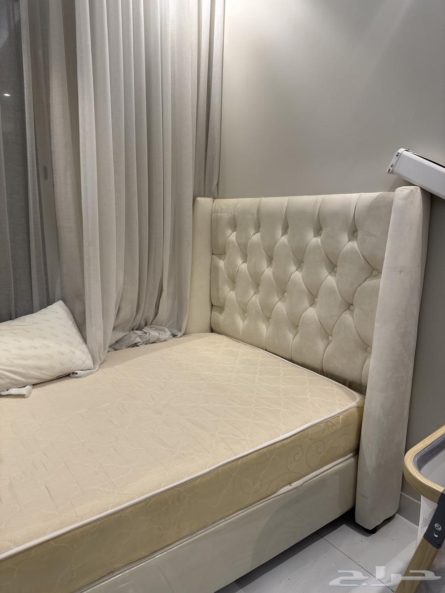 جلسه ارضيه وسرير مع اسفنج ومسرح منزلي للبيع قابل للتفاوض64535750961410110