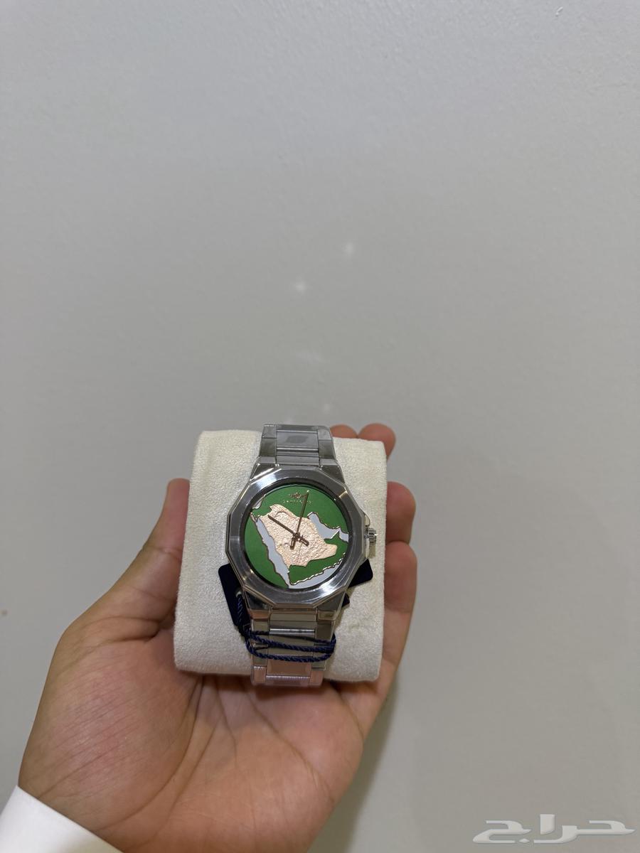 ساعة و فيها شكل خريطة السعودية من داخل64537826336385112