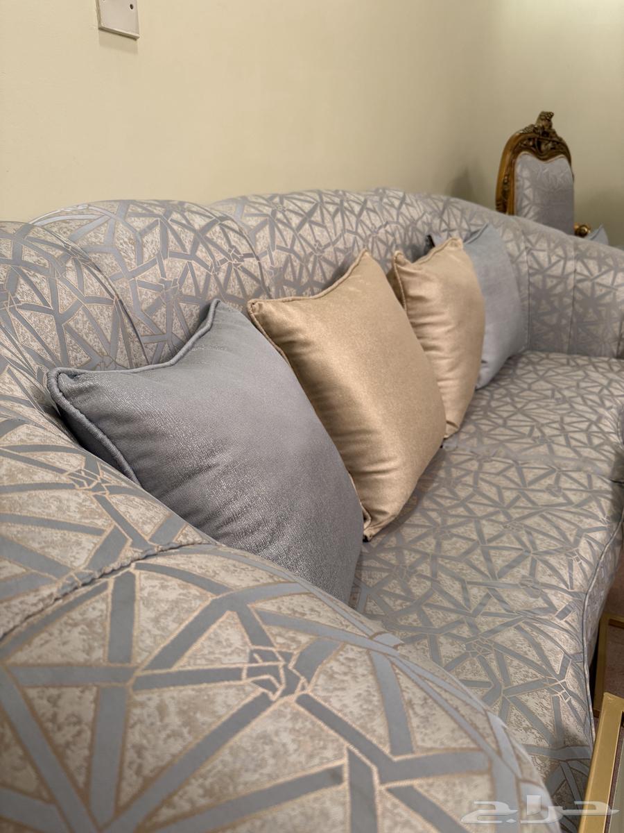 A complete living room set consisting of 5 chairs and 3 sofas and a set of tables64542430071169112