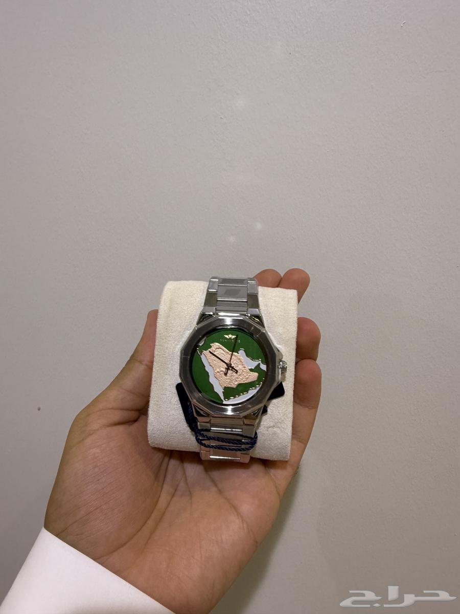 ساعة و فيها شكل خريطة السعودية من داخل64537826336385113