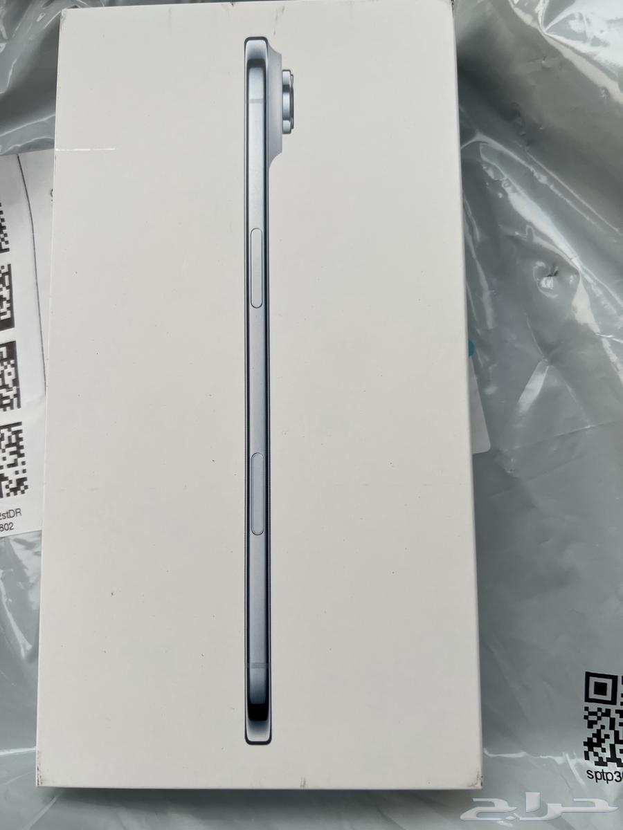 ايفون air سماوي . وآيفون برو برتقالي iPhone 1764541321485442110