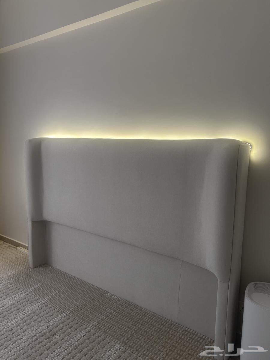 ظهر سرير فاتح سوبر كينق نظيف جدا64541179547265111