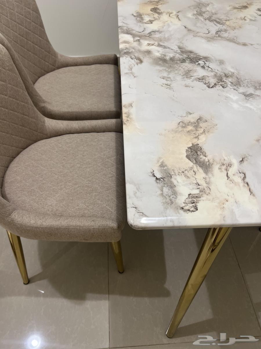 Dining table with five chairs, almost new, clean use for 6 months64537895857793111