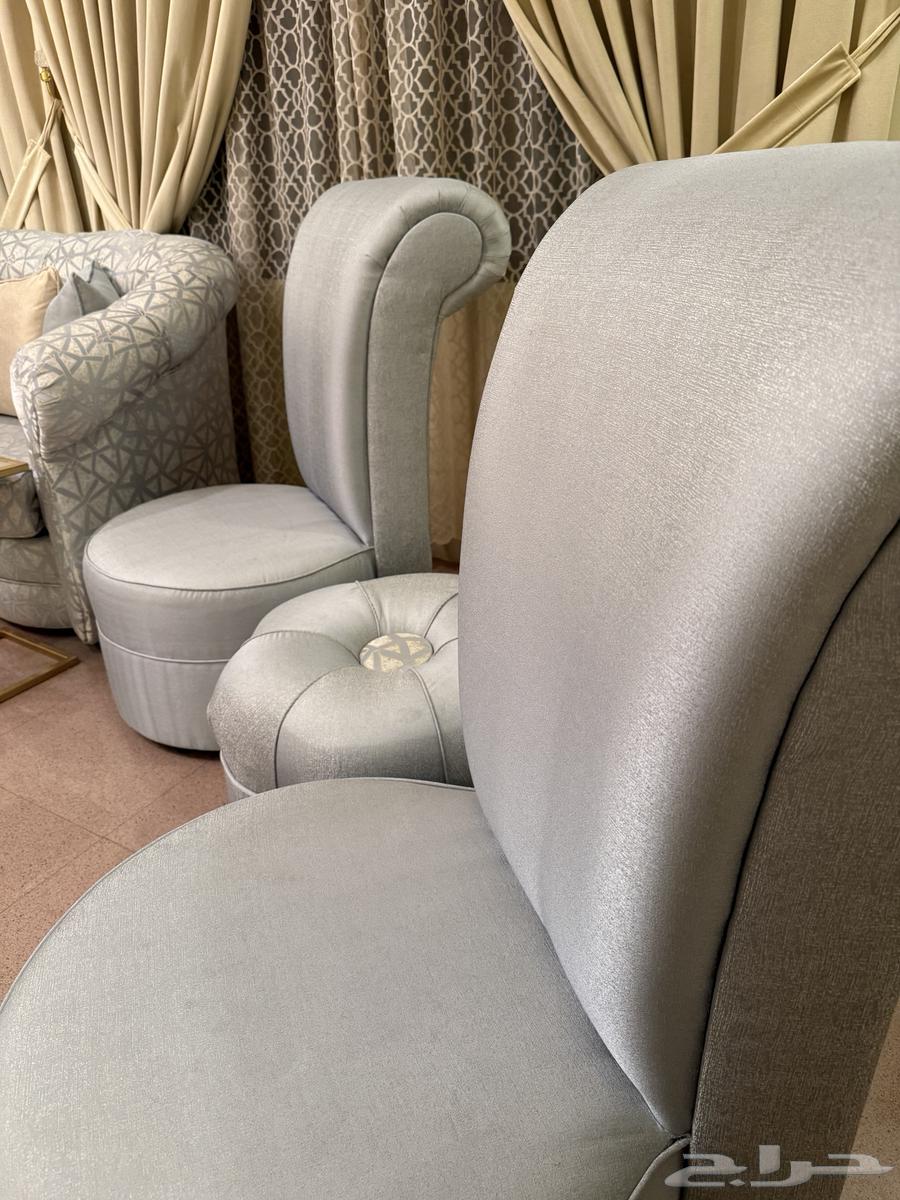 A complete living room set consisting of 5 chairs and 3 sofas and a set of tables64542430071169111