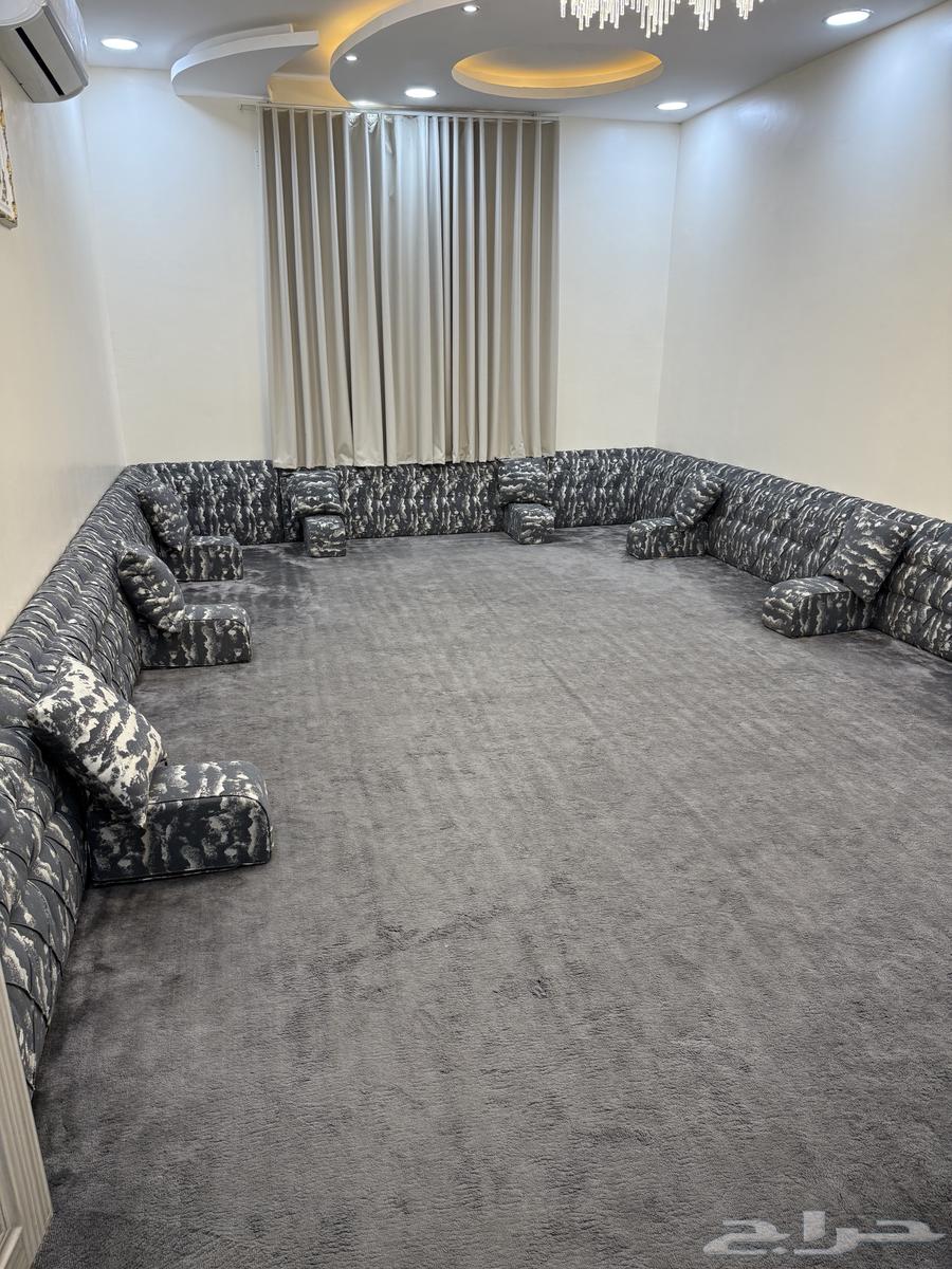 Wooden backrest, carpet, and Wi-Fi star, almost new64537282173313110