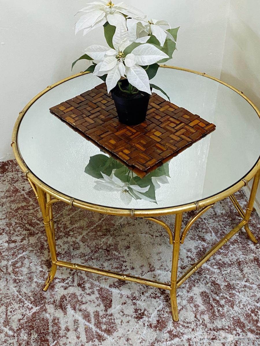 طاوله تلفزيون قزاز وجديده وكبيره ب 600 ريال  ..64536112116610111