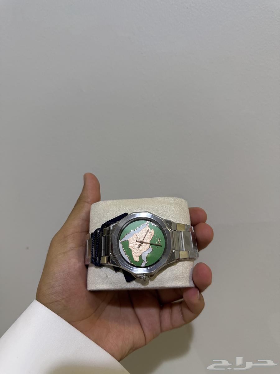 ساعة و فيها شكل خريطة السعودية من داخل64537826336385111