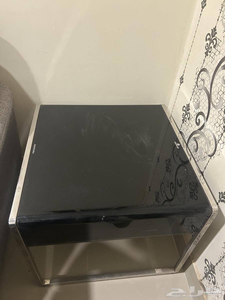 كنب فاخر بحاله ممتازه مع طاوله كبيره وطاولتين جانبيتين64535069819649114