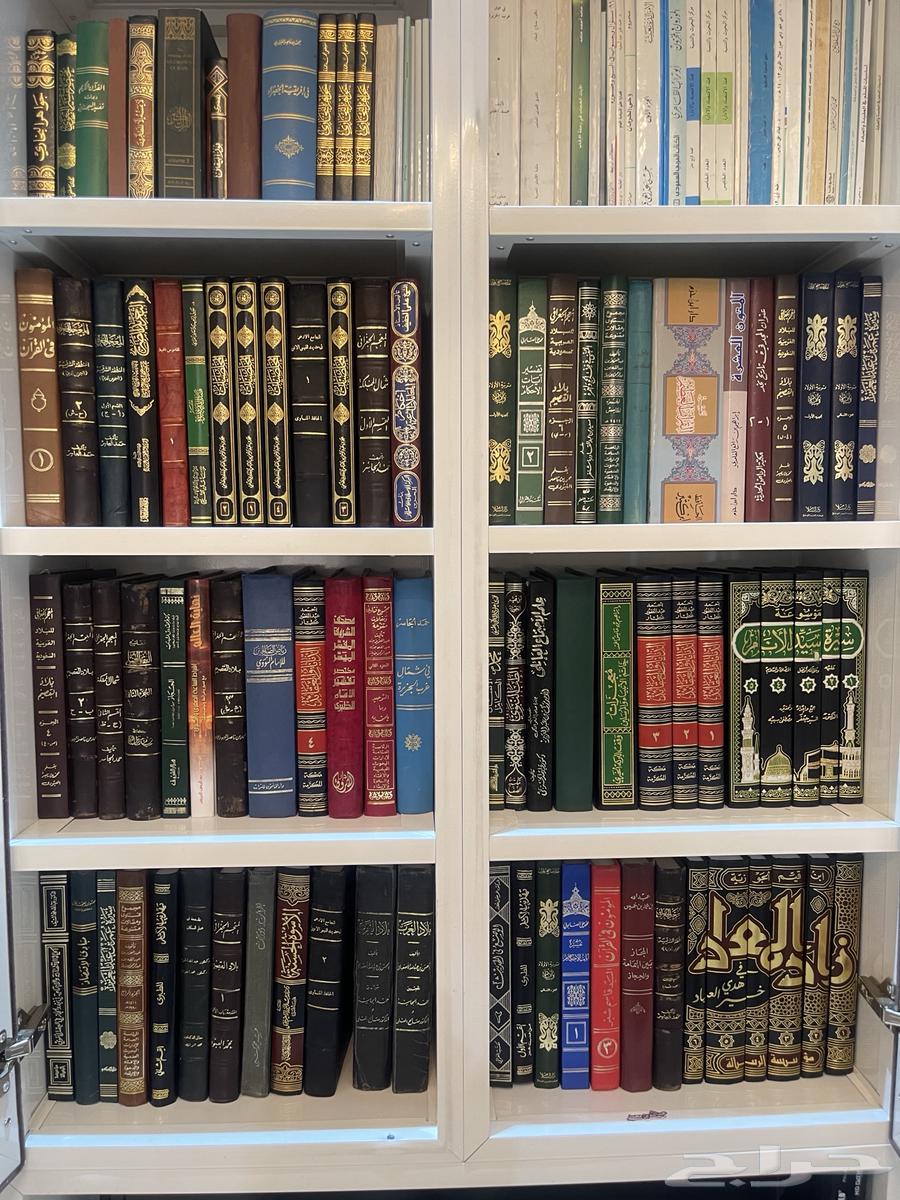 مكتبة يوجد فيها كتب نادره وقديمه64537881981955111