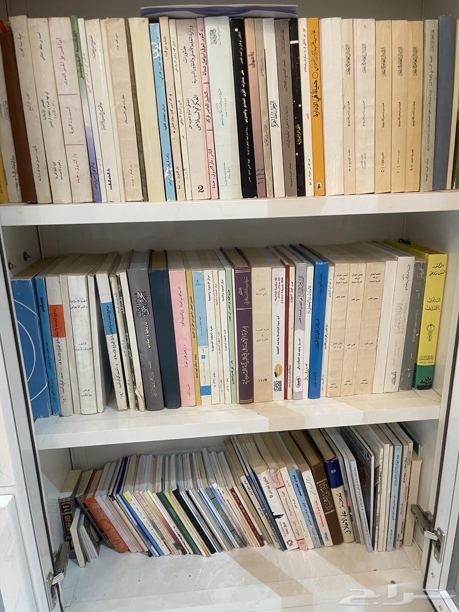 مكتبة يوجد فيها كتب نادره وقديمه64537881981955114