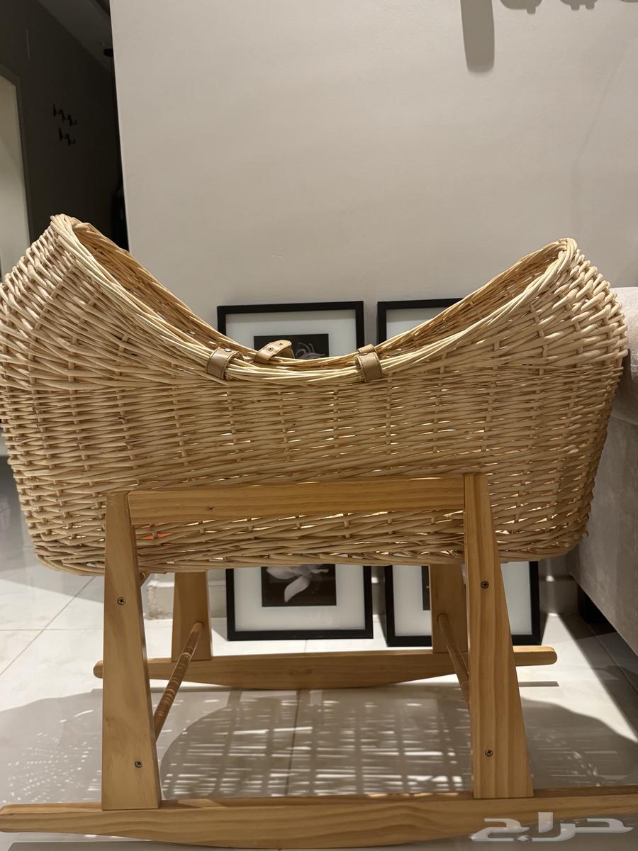 طاولة ولوحات من ايكيا و سرير مواليد نظيفة64538303281794111