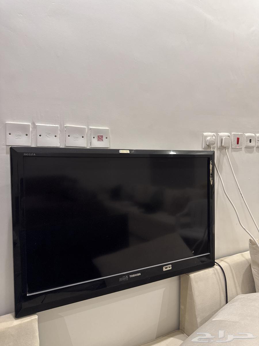 للبيع تلفزيون شغال وكل شي مافيه شي .64539486176001110