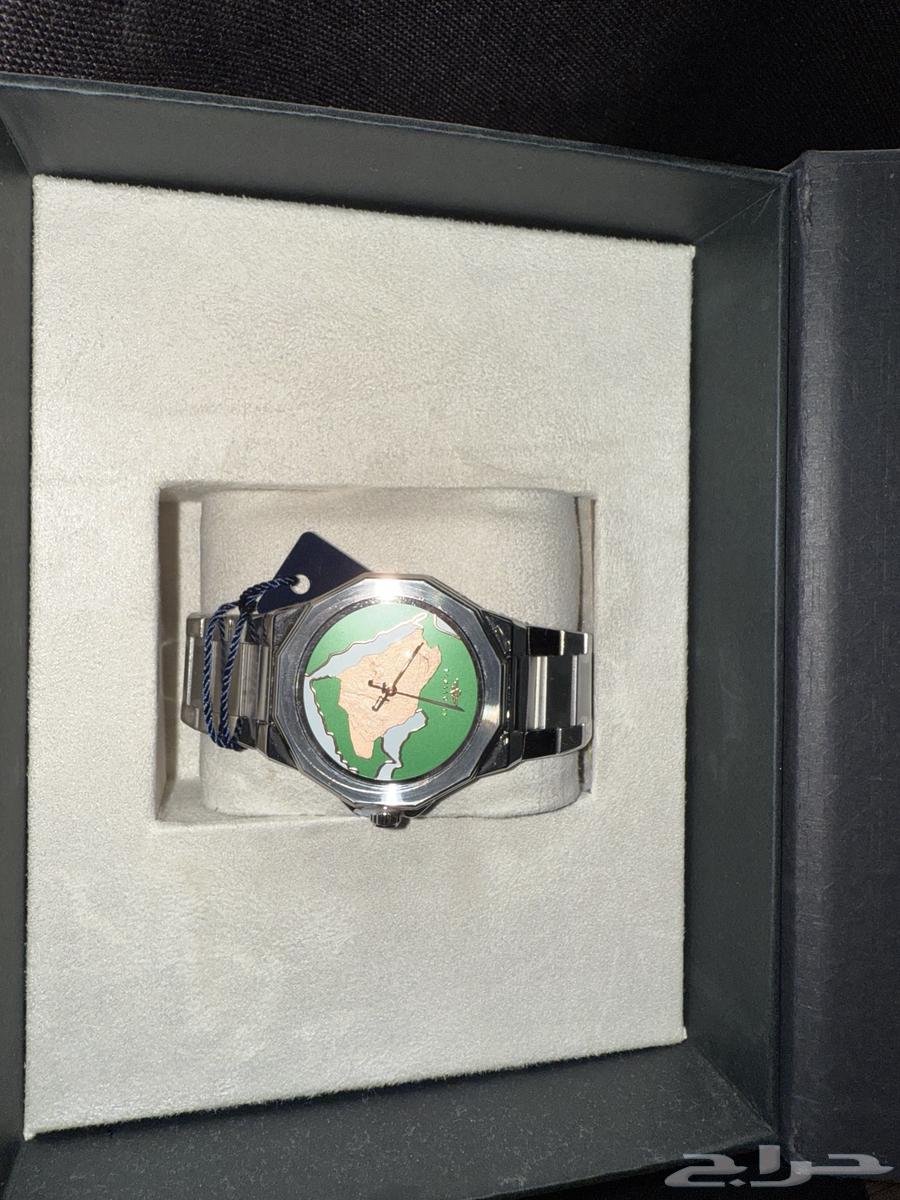 ساعة و فيها شكل خريطة السعودية من داخل64537826336385114