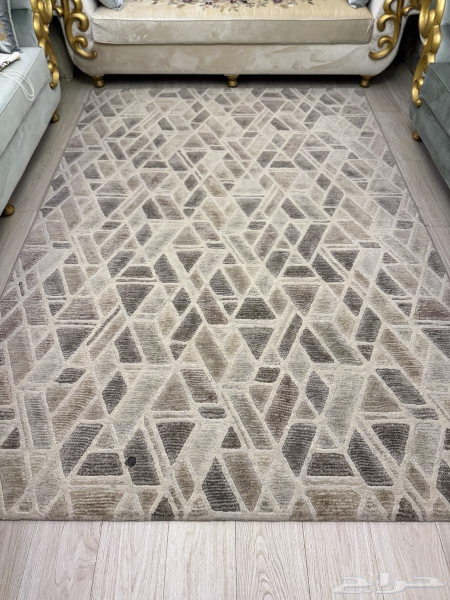 Elegant rug with a modern geometric design64543294906242110