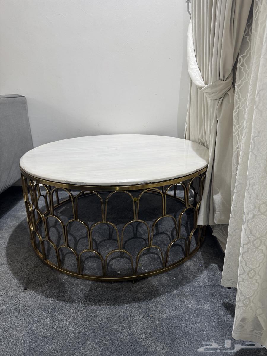 طاوله وسط مع أربع خدمه اشتريتها 1500  البيع لأعلى سوم واحده64542557795713114