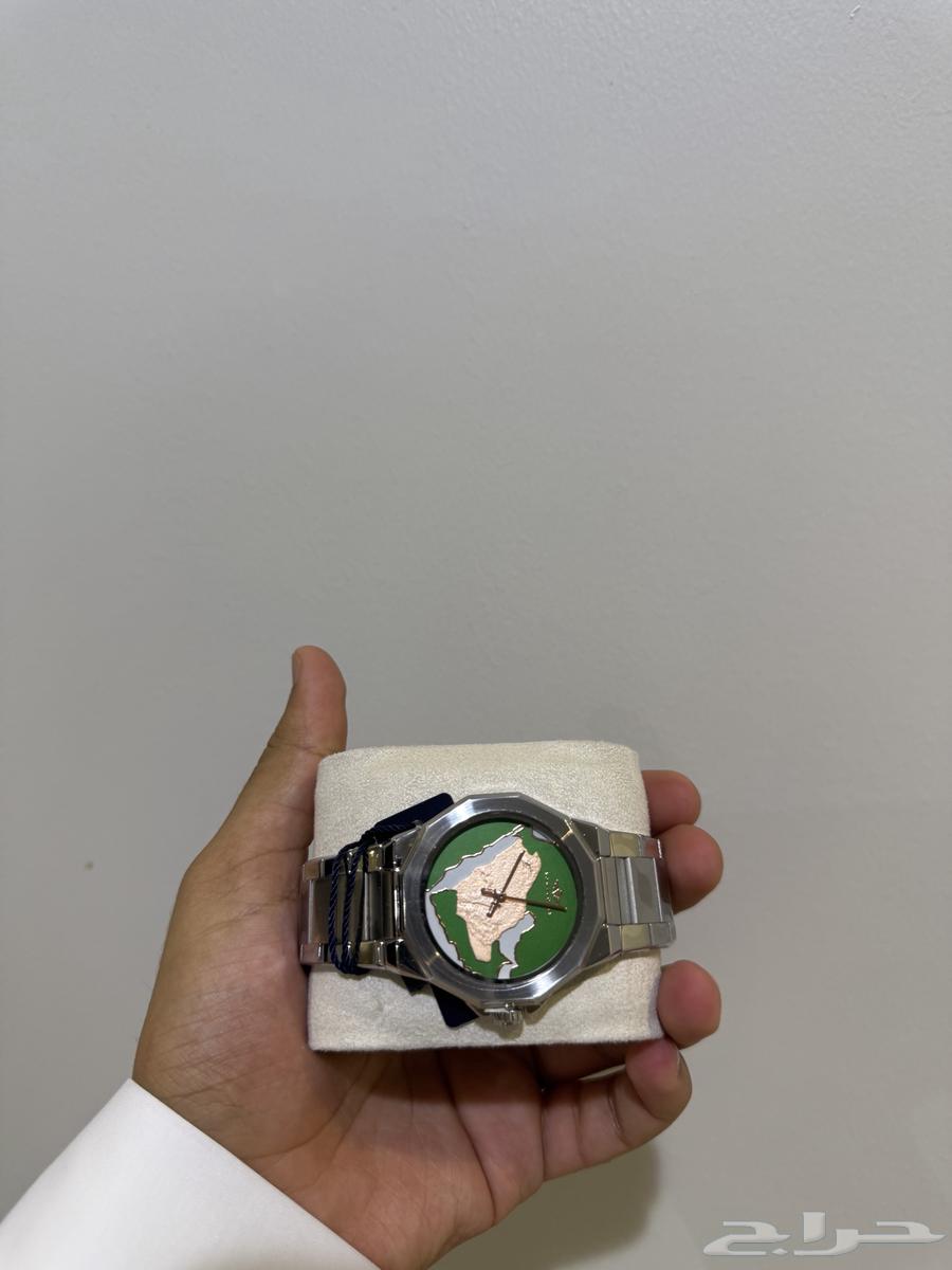 ساعة و فيها شكل خريطة السعودية من داخل64537826336385110