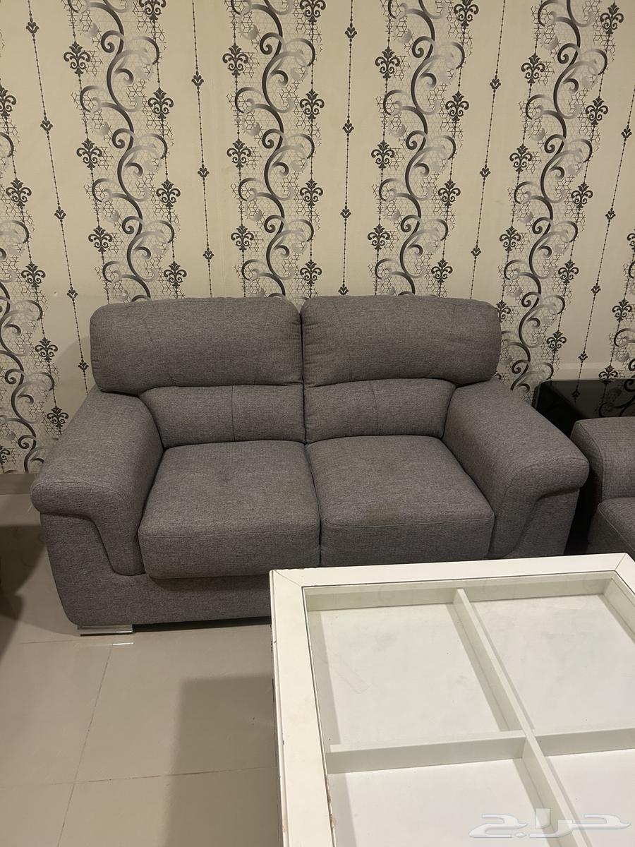 كنب فاخر بحاله ممتازه مع طاوله كبيره وطاولتين جانبيتين64535069819649112