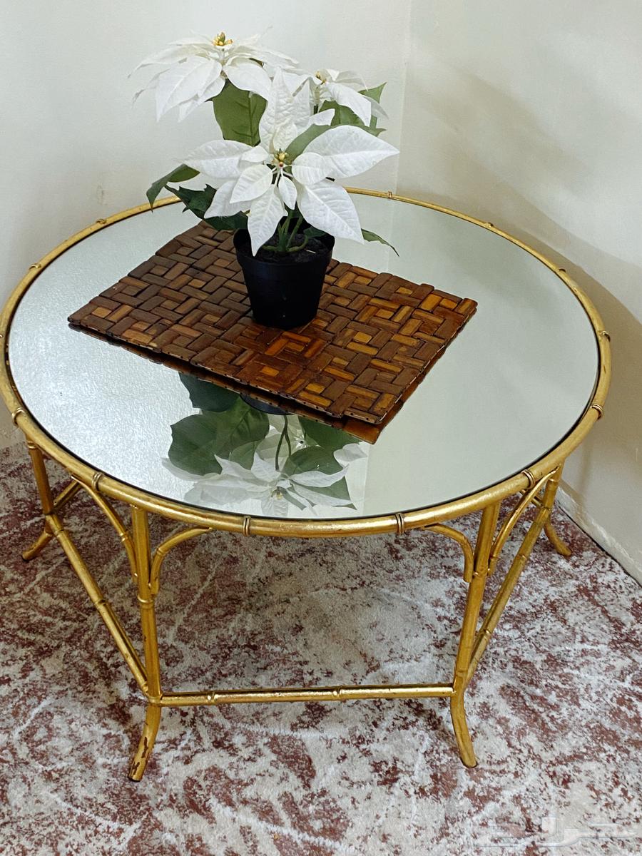 طاوله تلفزيون قزاز وجديده وكبيره ب 600 ريال  ..64536112116610110