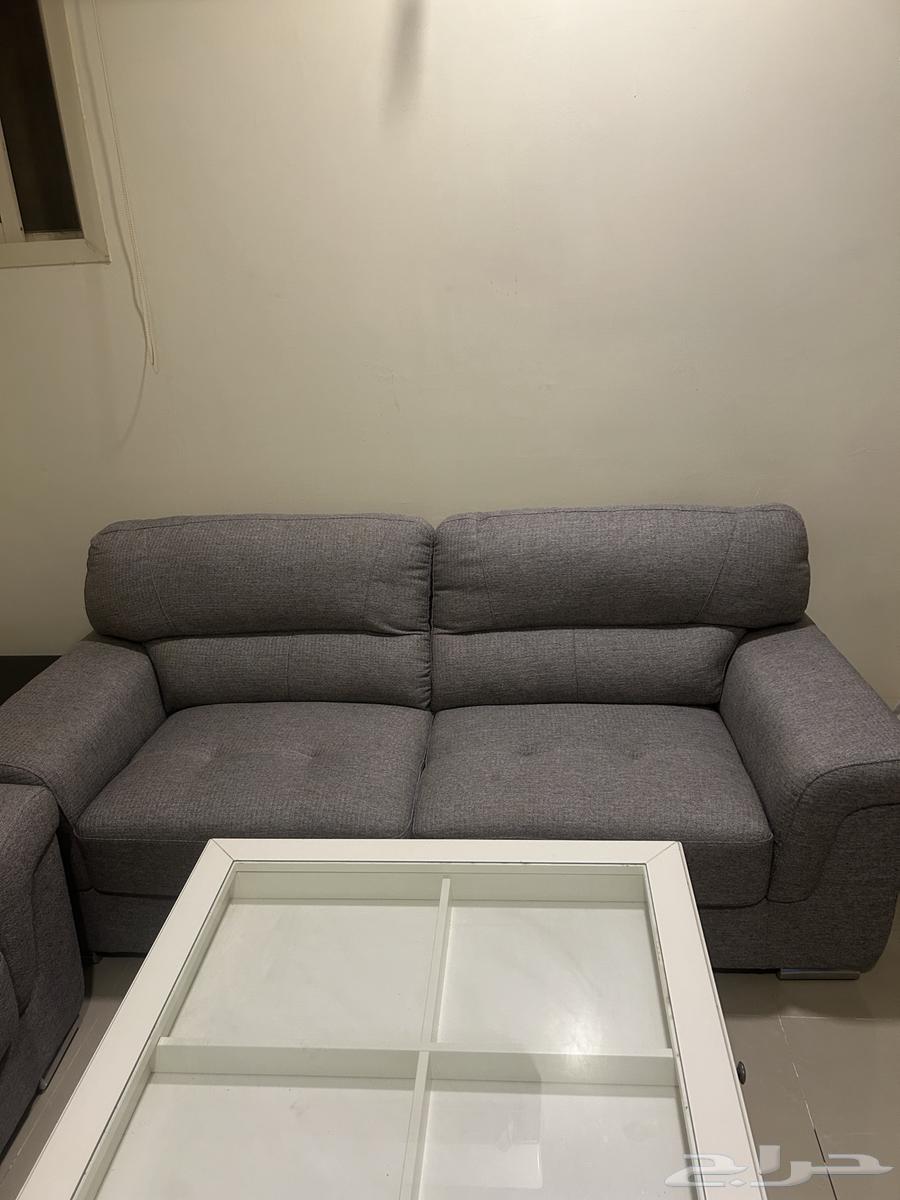 كنب فاخر بحاله ممتازه مع طاوله كبيره وطاولتين جانبيتين64535069819649110