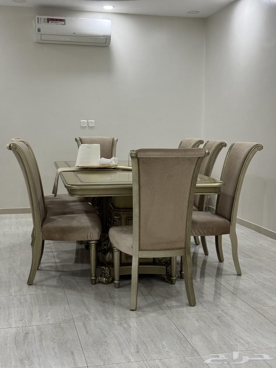 طاولة طعام للبيع مع ملحقاتها64541278692995111