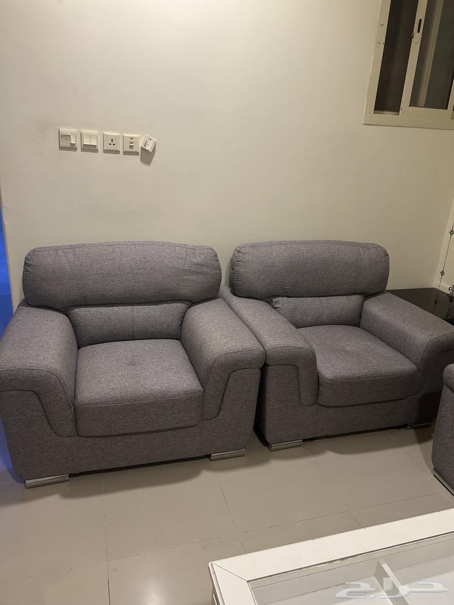 كنب فاخر بحاله ممتازه مع طاوله كبيره وطاولتين جانبيتين64535069819649111