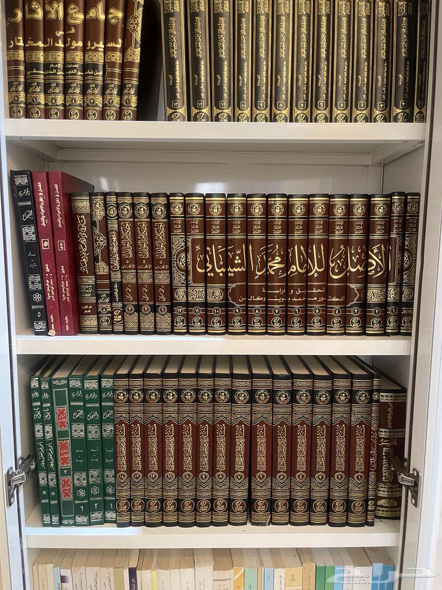 مكتبة يوجد فيها كتب نادره وقديمه64537881981955110