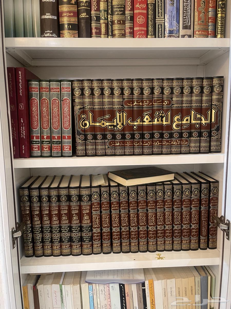 مكتبة يوجد فيها كتب نادره وقديمه64537881981955112