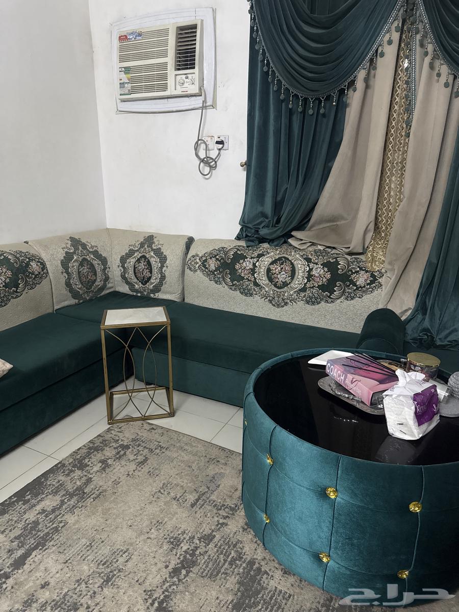 كنب مع طاولة وستارة للبيع64541778854529110