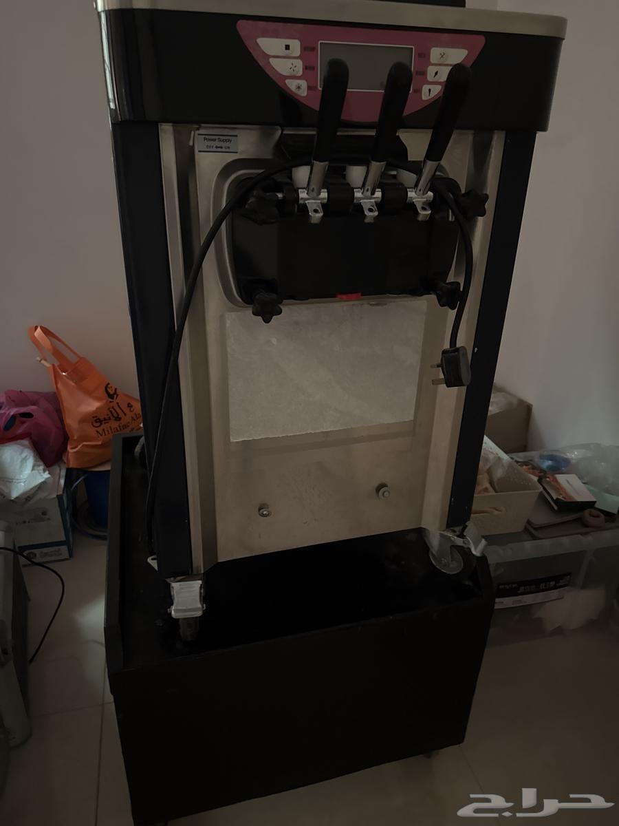 Ice cream machine with base, used, clean and working64539415143553110