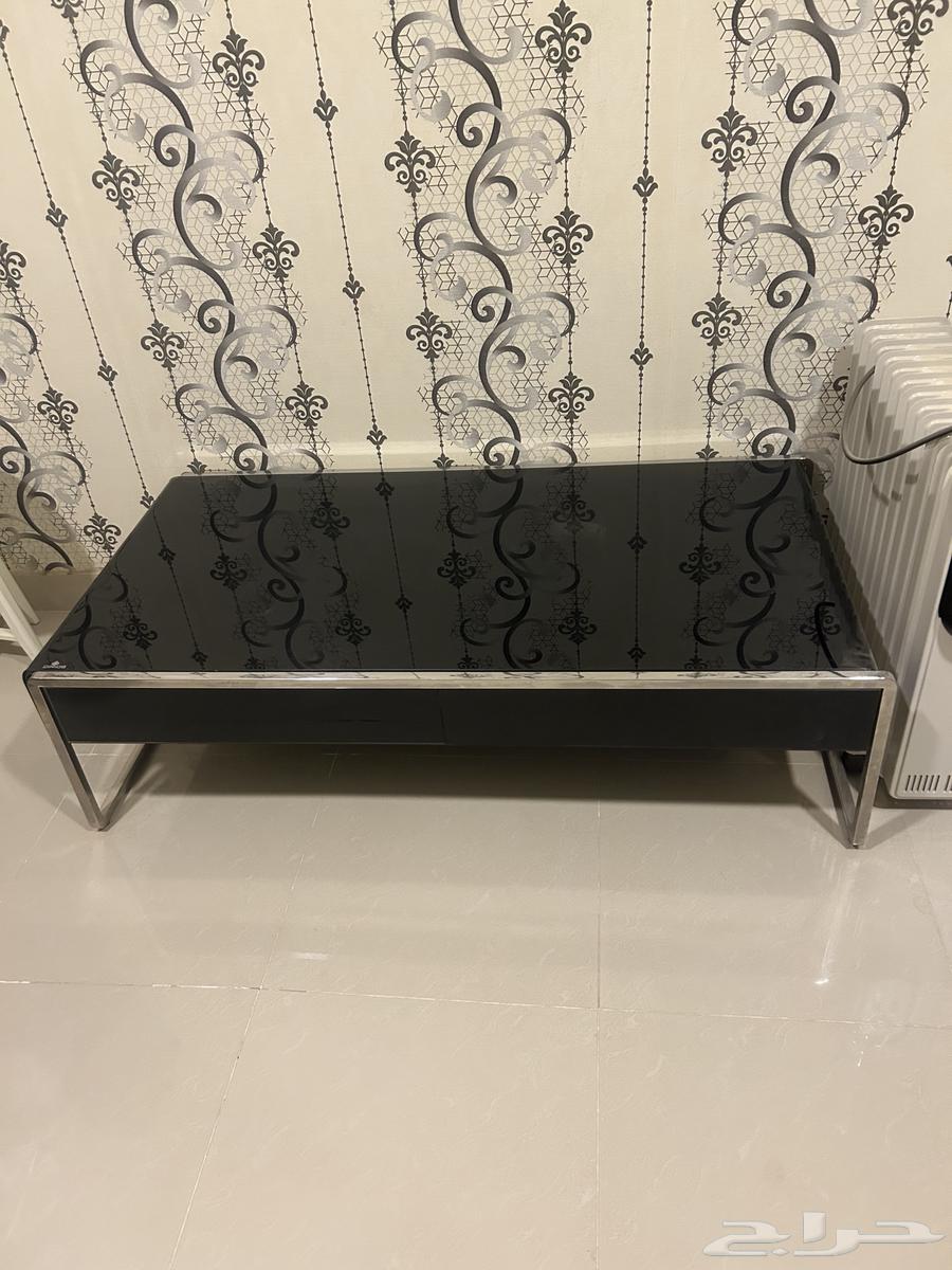 كنب فاخر بحاله ممتازه مع طاوله كبيره وطاولتين جانبيتين64535069819649113