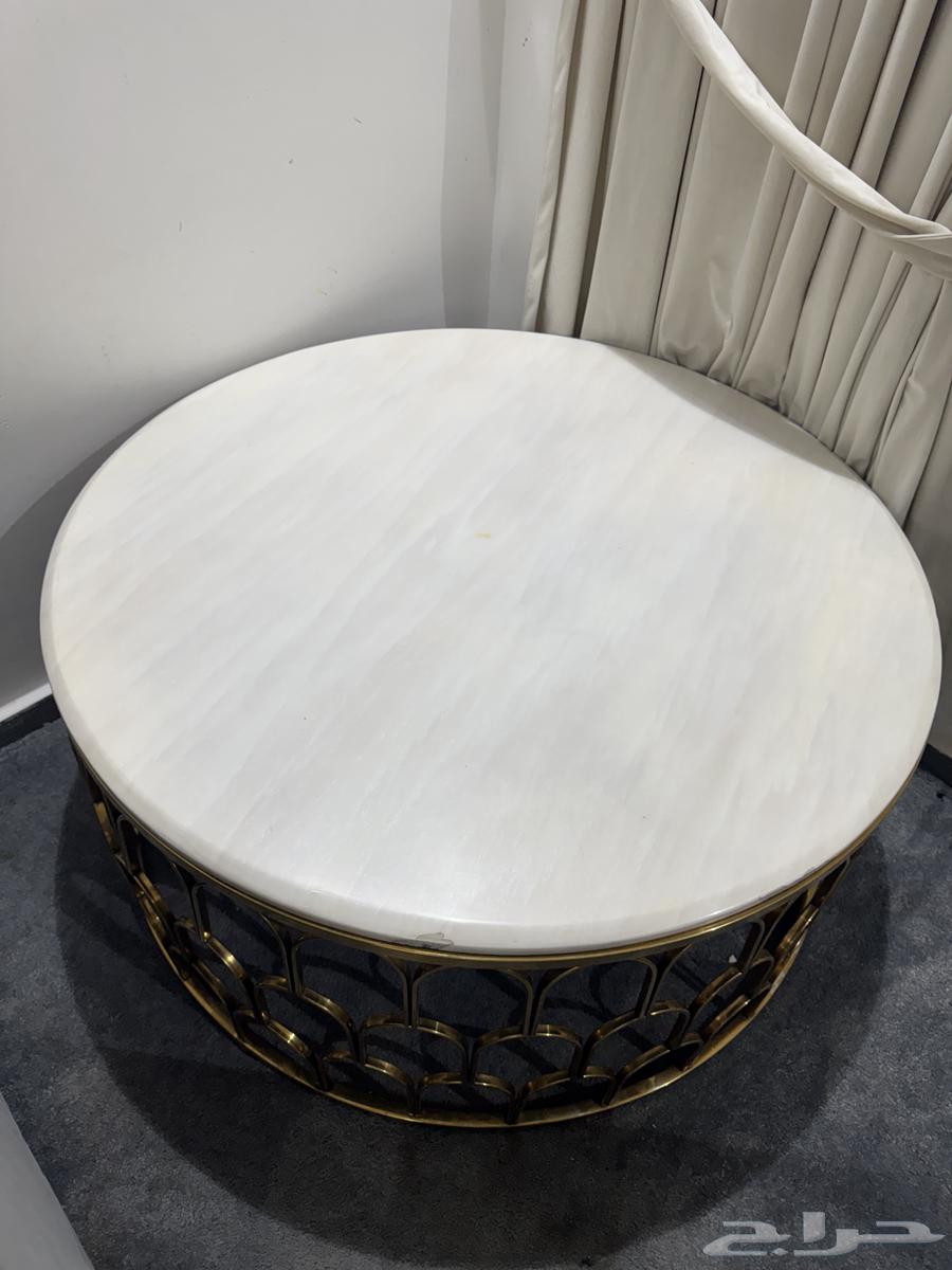 طاوله وسط مع أربع خدمه اشتريتها 1500  البيع لأعلى سوم واحده64542557795713113