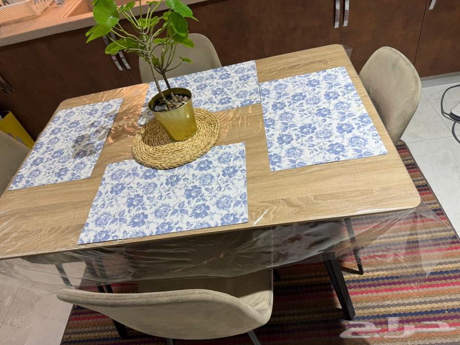طاولة طعام خشب مع 4 كراسي مخمل للبيع 55064567863922434110