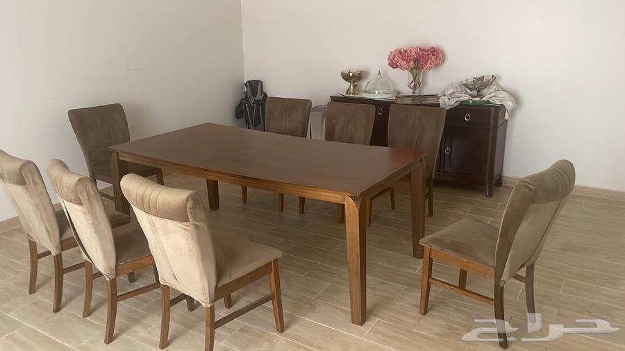 Table and buffet with 8 chairs64537449642626110