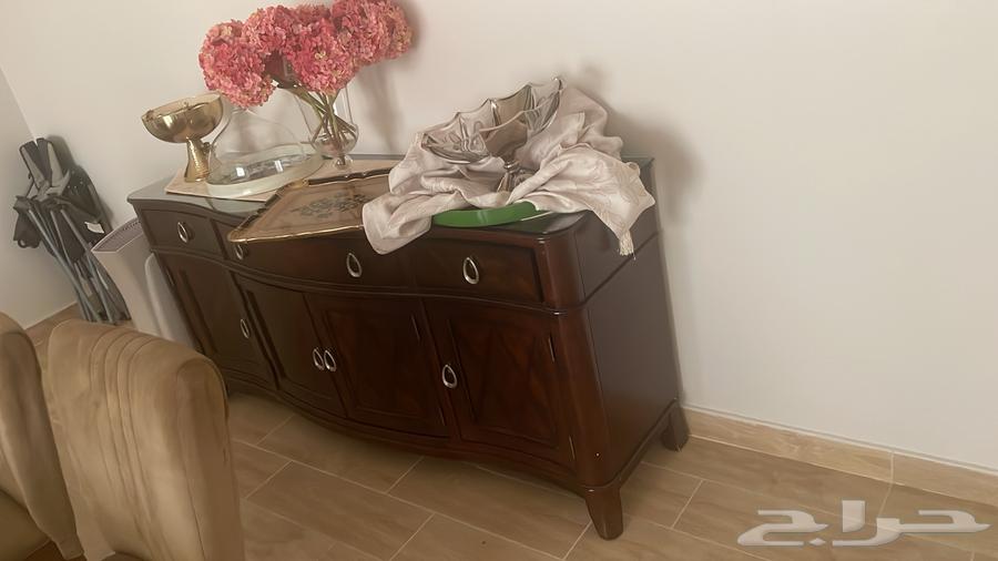 Table and buffet with 8 chairs64537449642626113