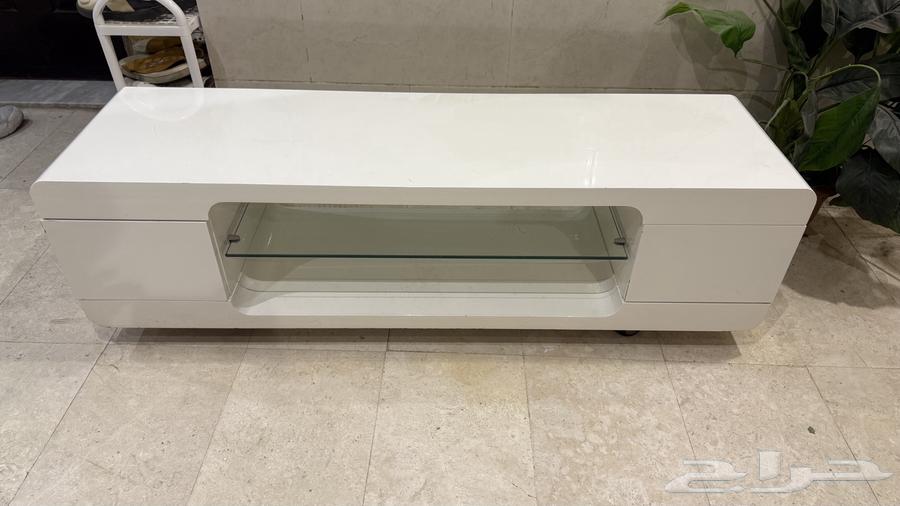 طاوله تقدر تحط عليه تلفزيون و يوجد درجين ويوجد كفر مكسور64542600652930110