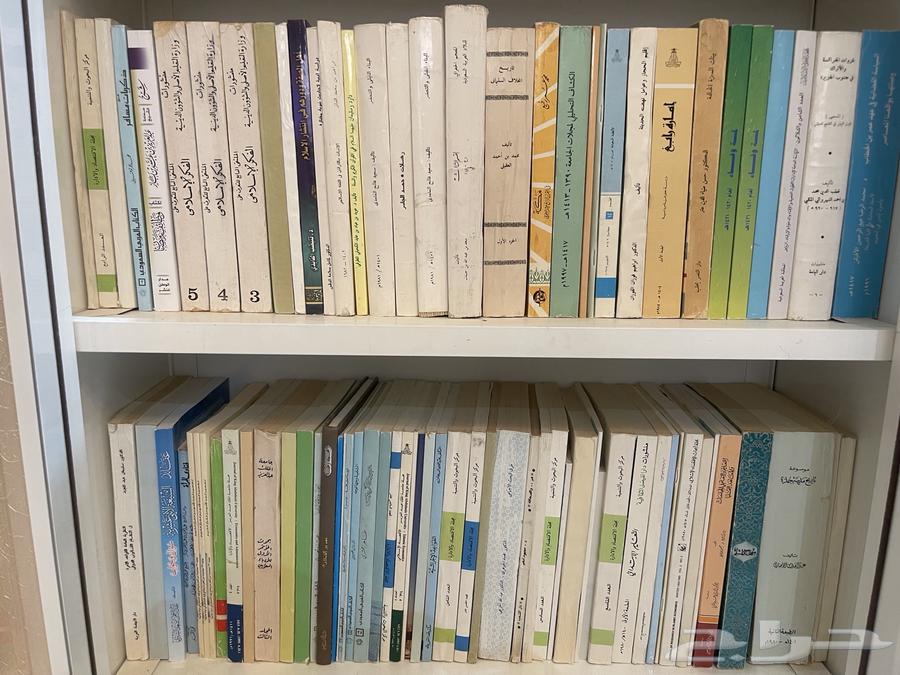 مكتبة يوجد فيها كتب نادره وقديمه64537881981955113