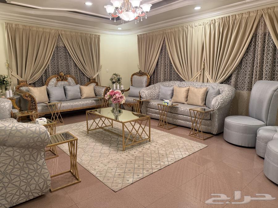 A complete living room set consisting of 5 chairs and 3 sofas and a set of tables64542430071169110