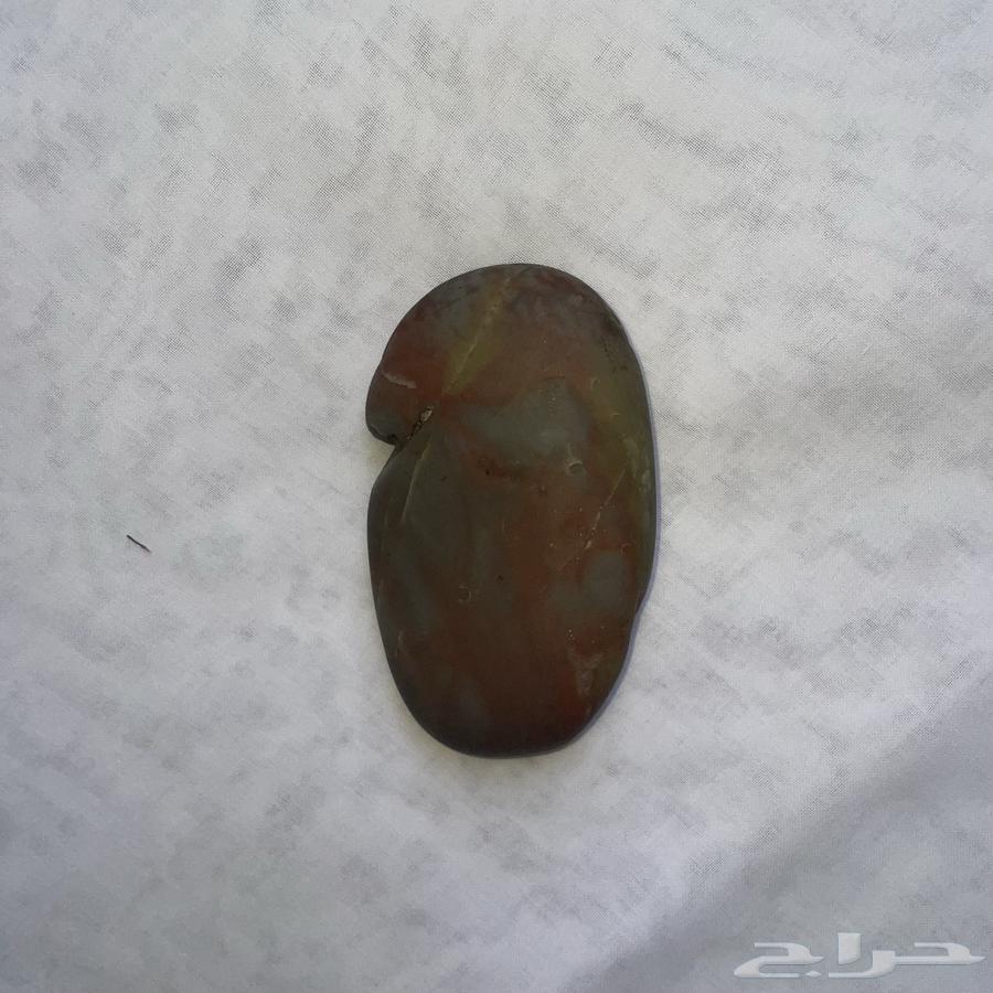 حجر عقيق طبيعي بألوان فريدة مناسب لهواة الجمع64537197987841110