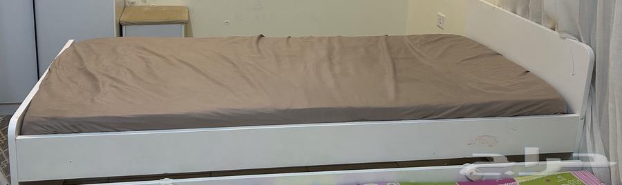 طقمين سريرين من ايكيا مع المراتب ويفتح سرير ثاني تحت درجين64535582676739114