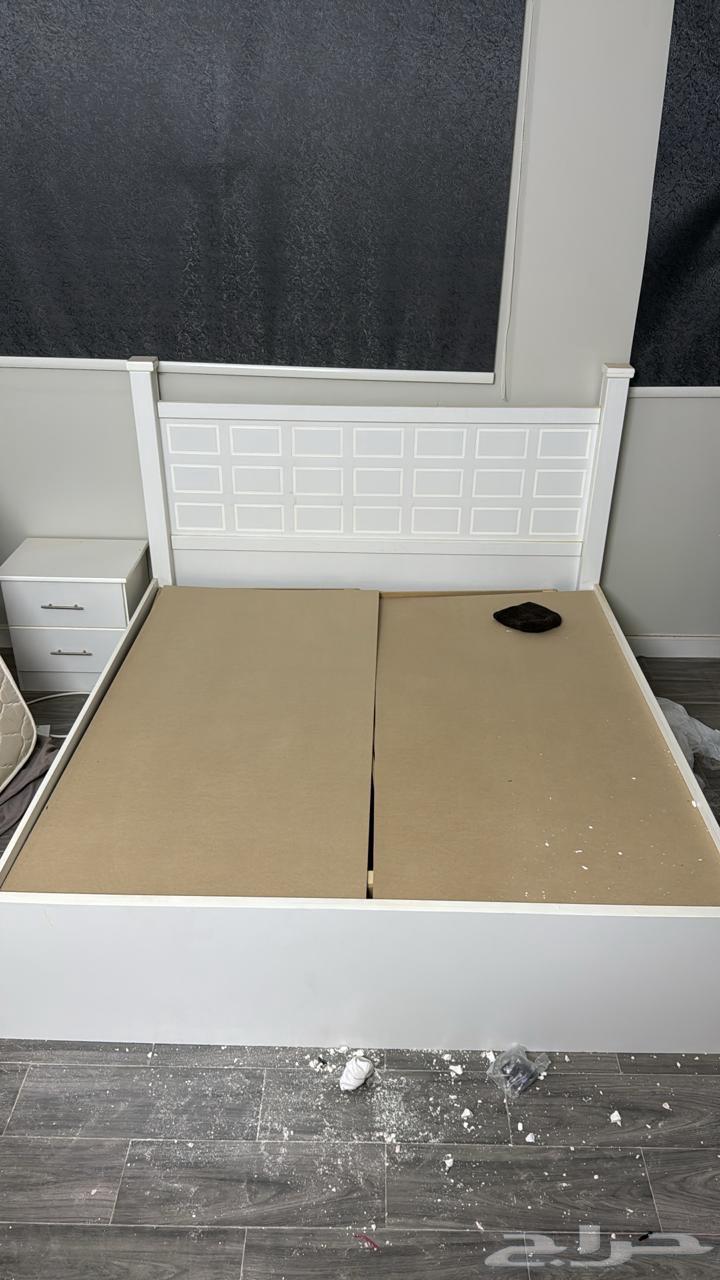 Bed and table64537017124354110