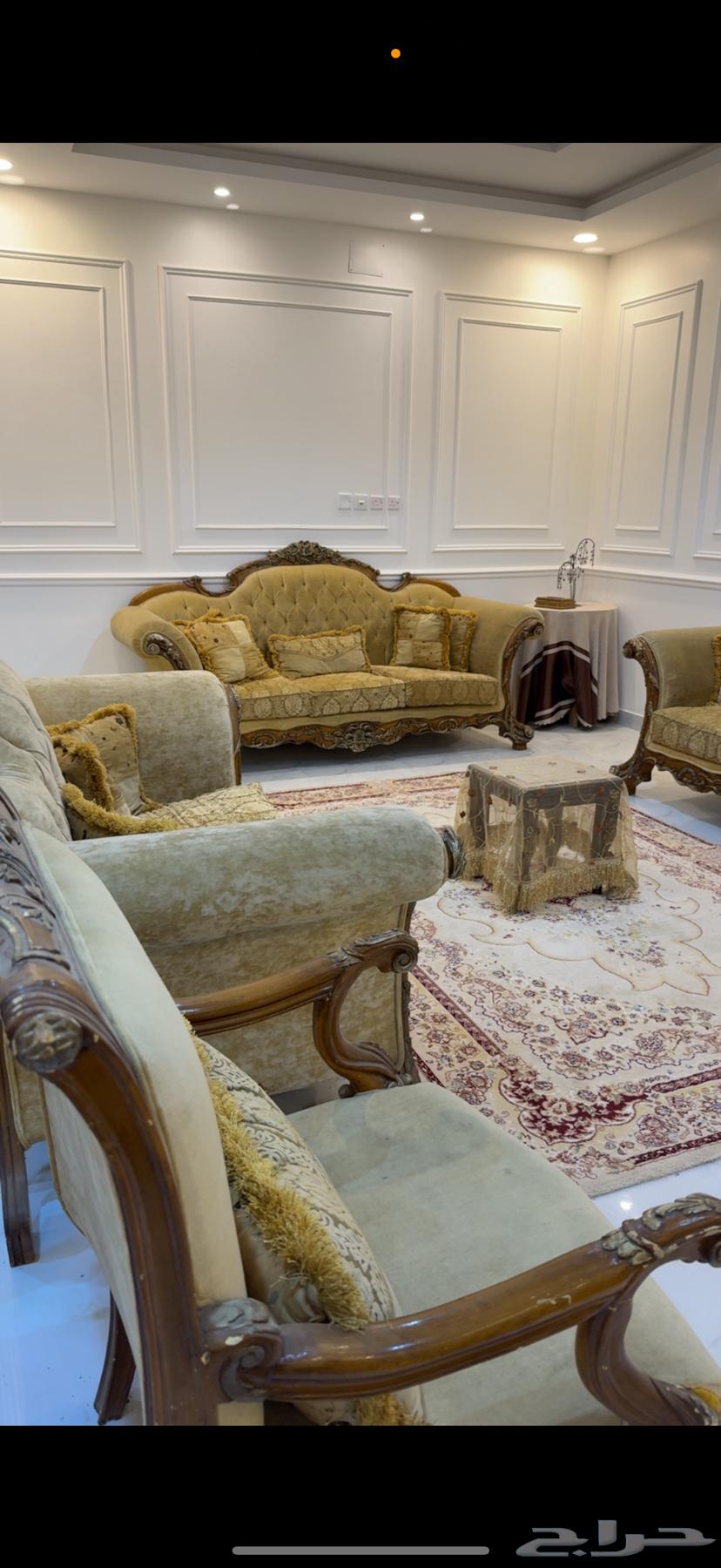 Classic sofa in excellent condition64542955426563110