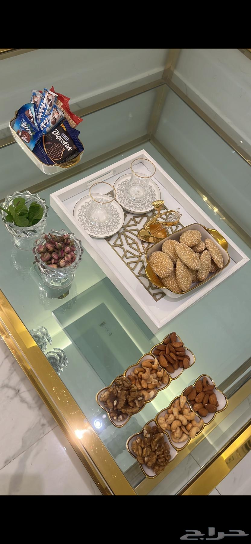 طاولة قهوة زجاجية ذهبية   مستعملة بحالة ممتازة64536376478849111