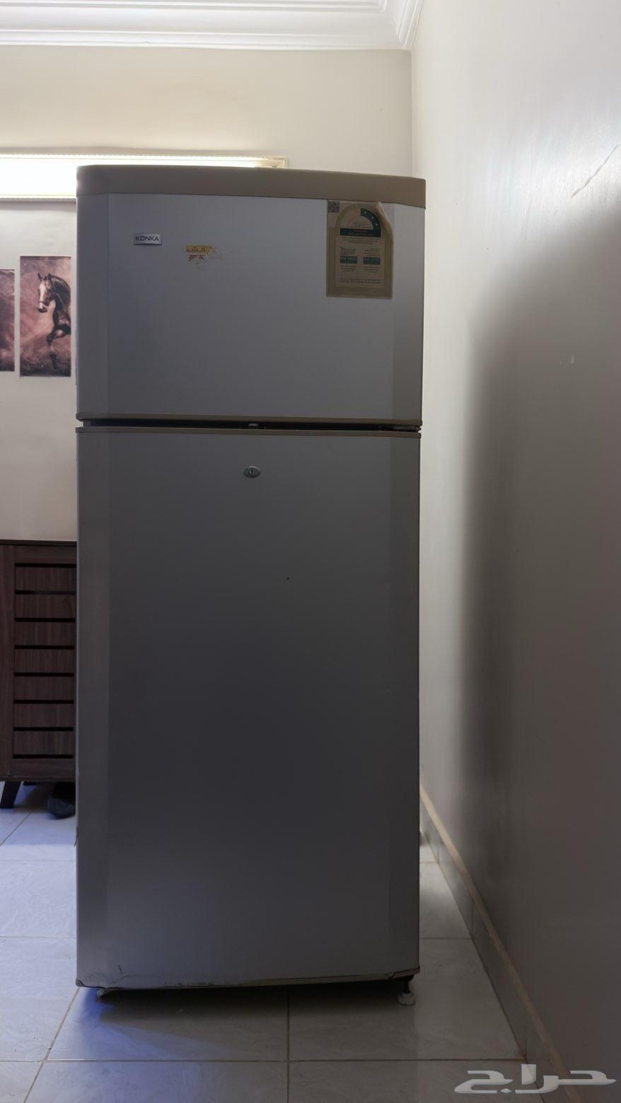 ثلاجه تتعتبر قديمه بس مافيه خربات64540010582147110