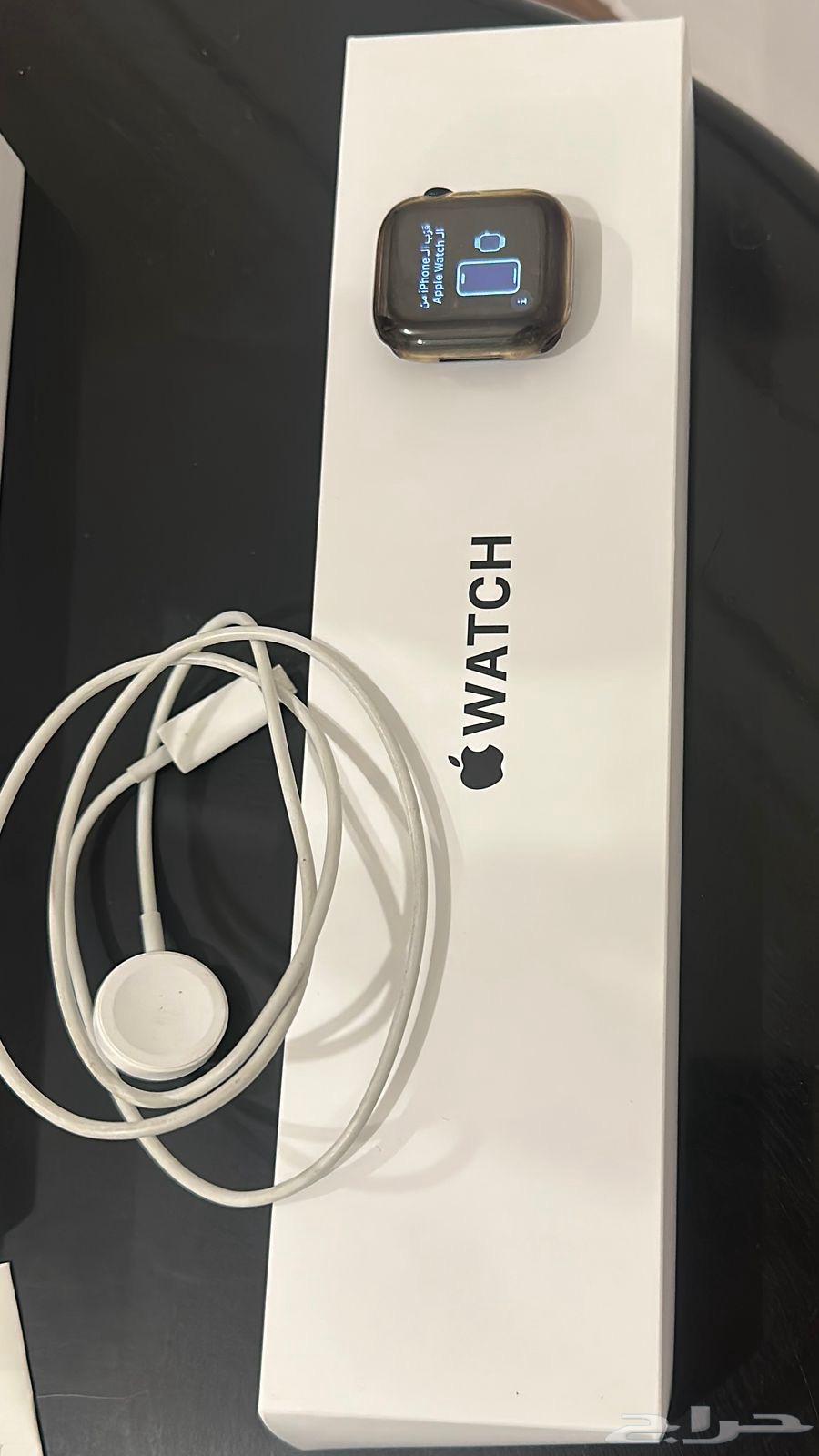 Apple Watch SE مقاس 40 نظيفه لا يوجد كسر مع جميع الملحقات64538763077507111