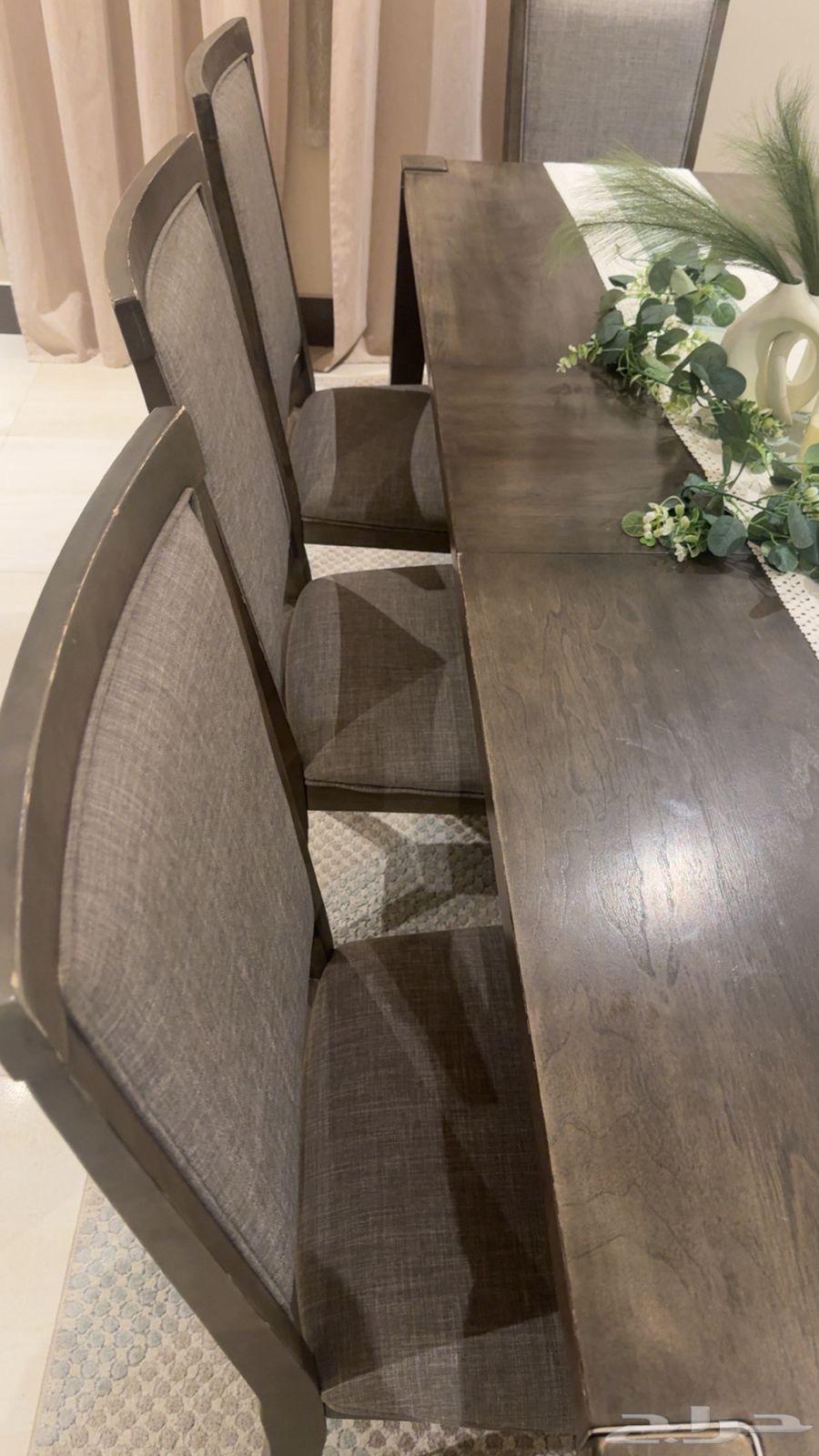 Dining table64542161705474112